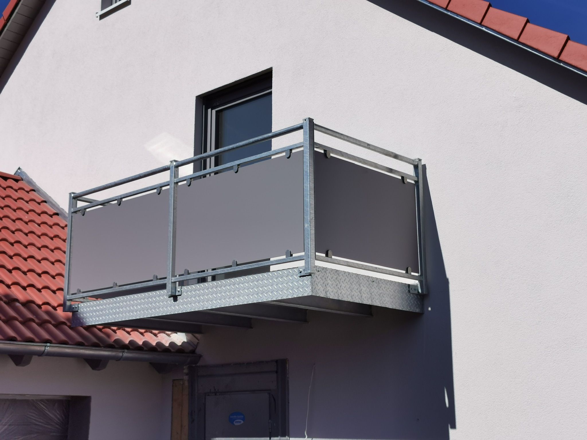 Balkon freitragend mit Kunstoff