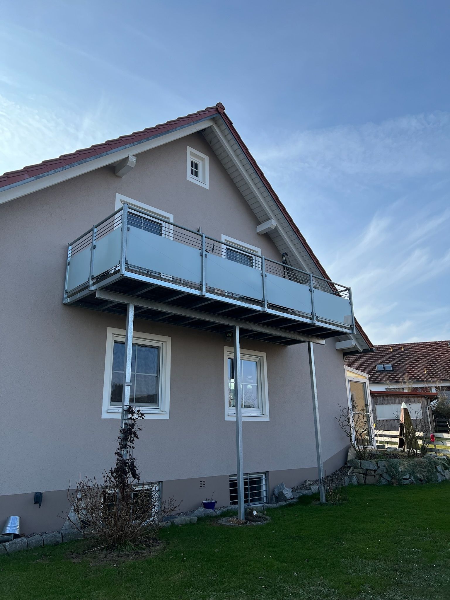 Balkon in verzinkt mit Milchglas