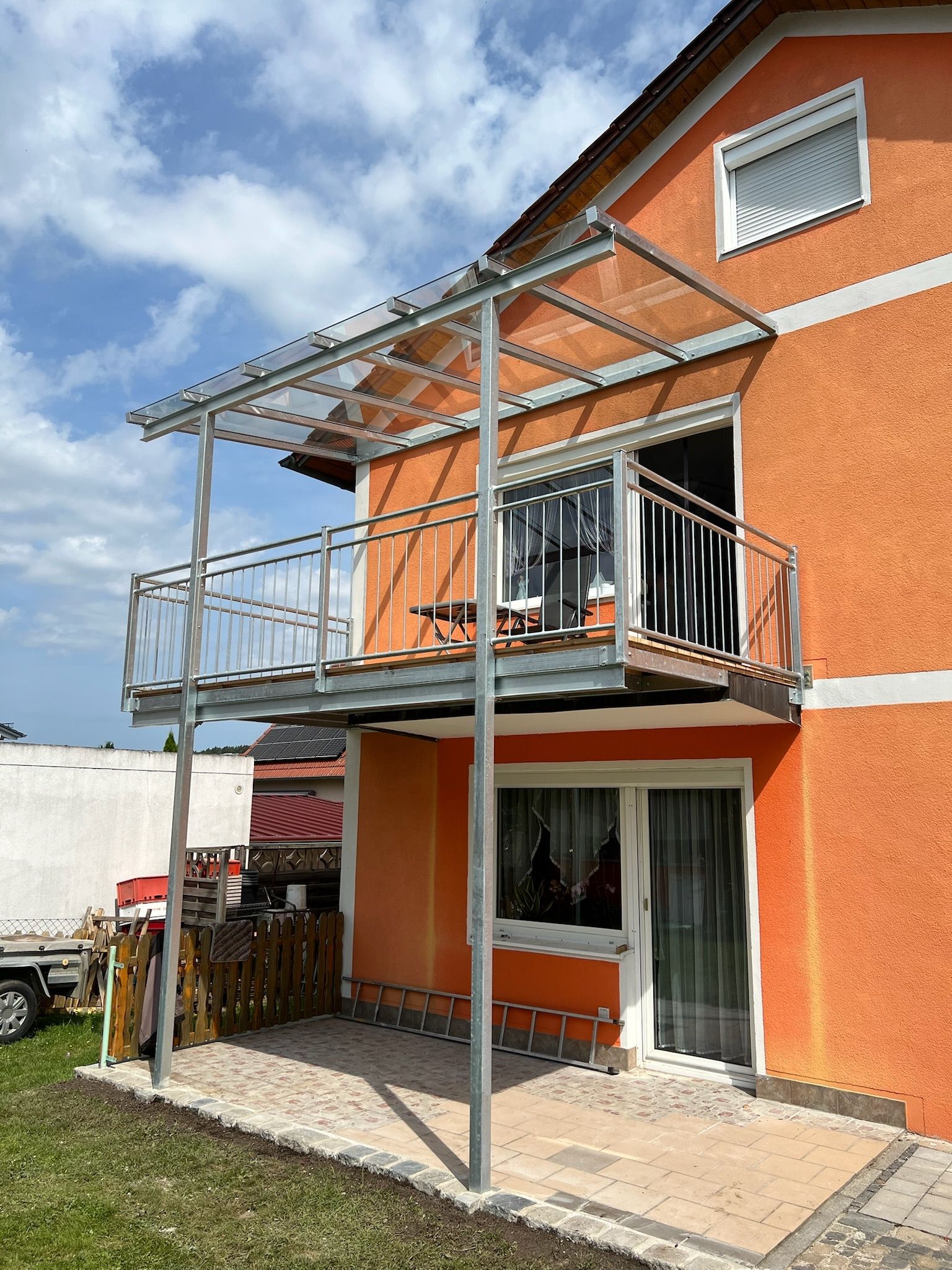 Balkon mit Überdachung verzinkt