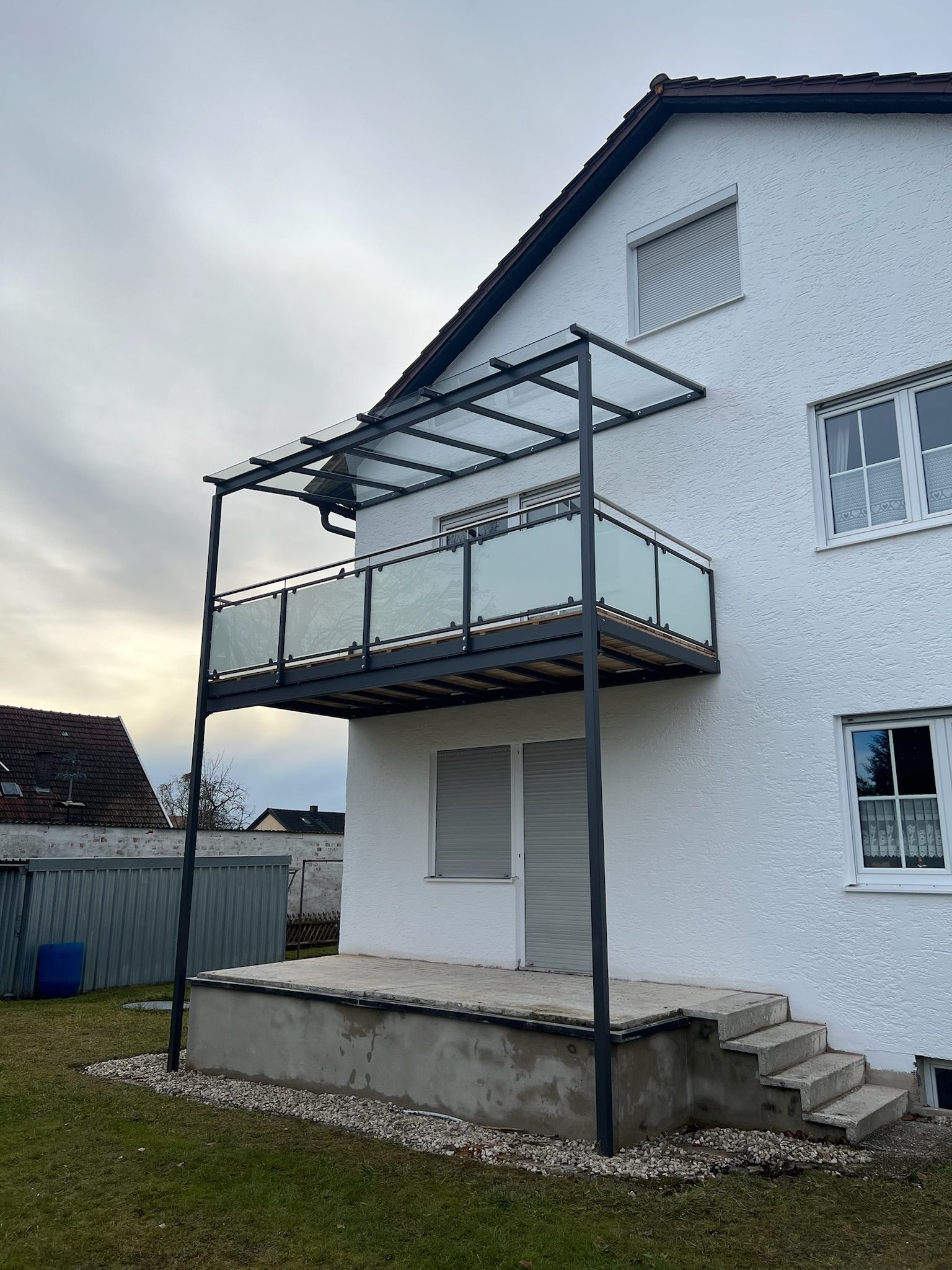 Balkon und Überdachung verzinkt und beschichtet