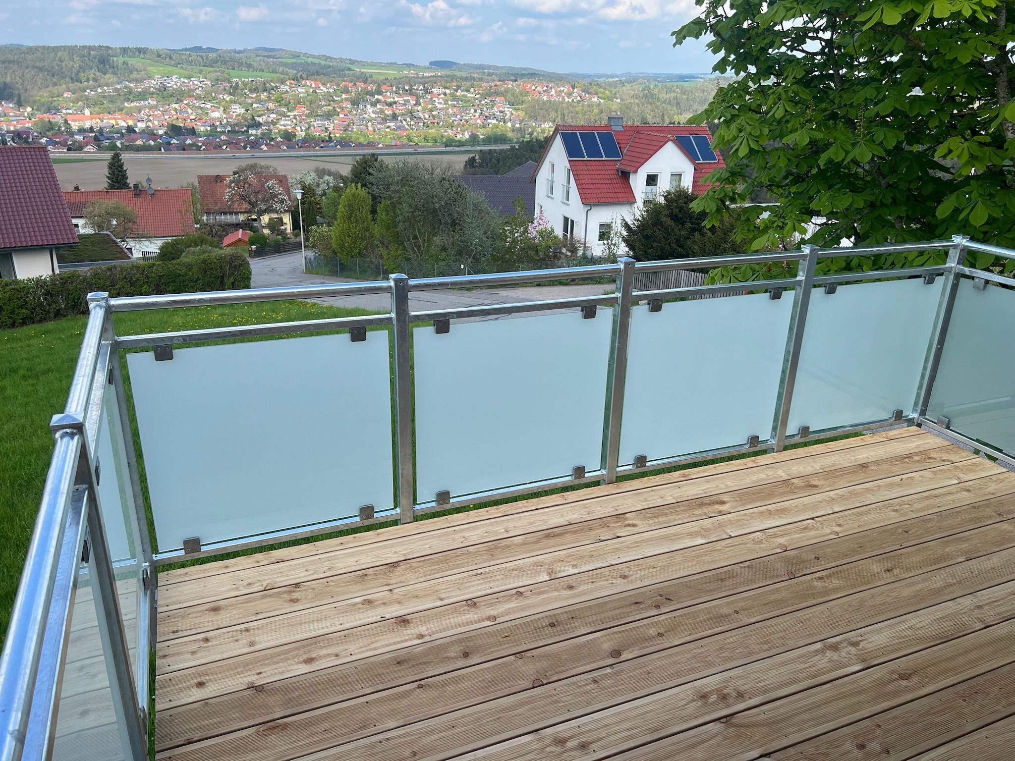 Balkongeländer mit Milchglas