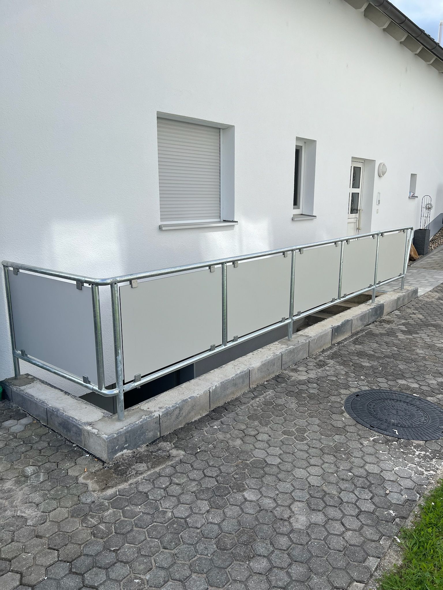 Treppenabgang Geländer mit Kunstoffplatten