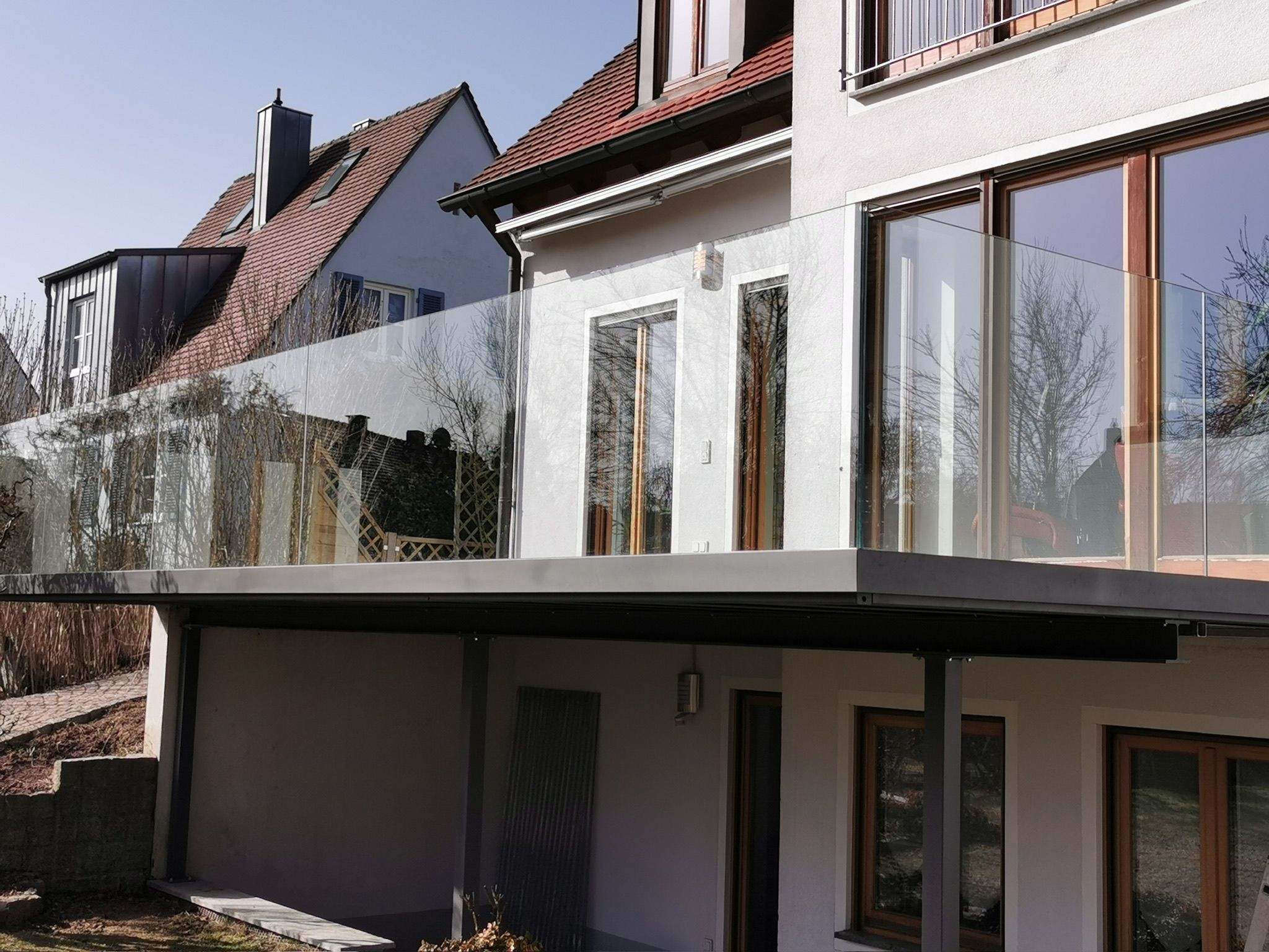 Ein modernes Ganzglasgeländer auf einem Balkon