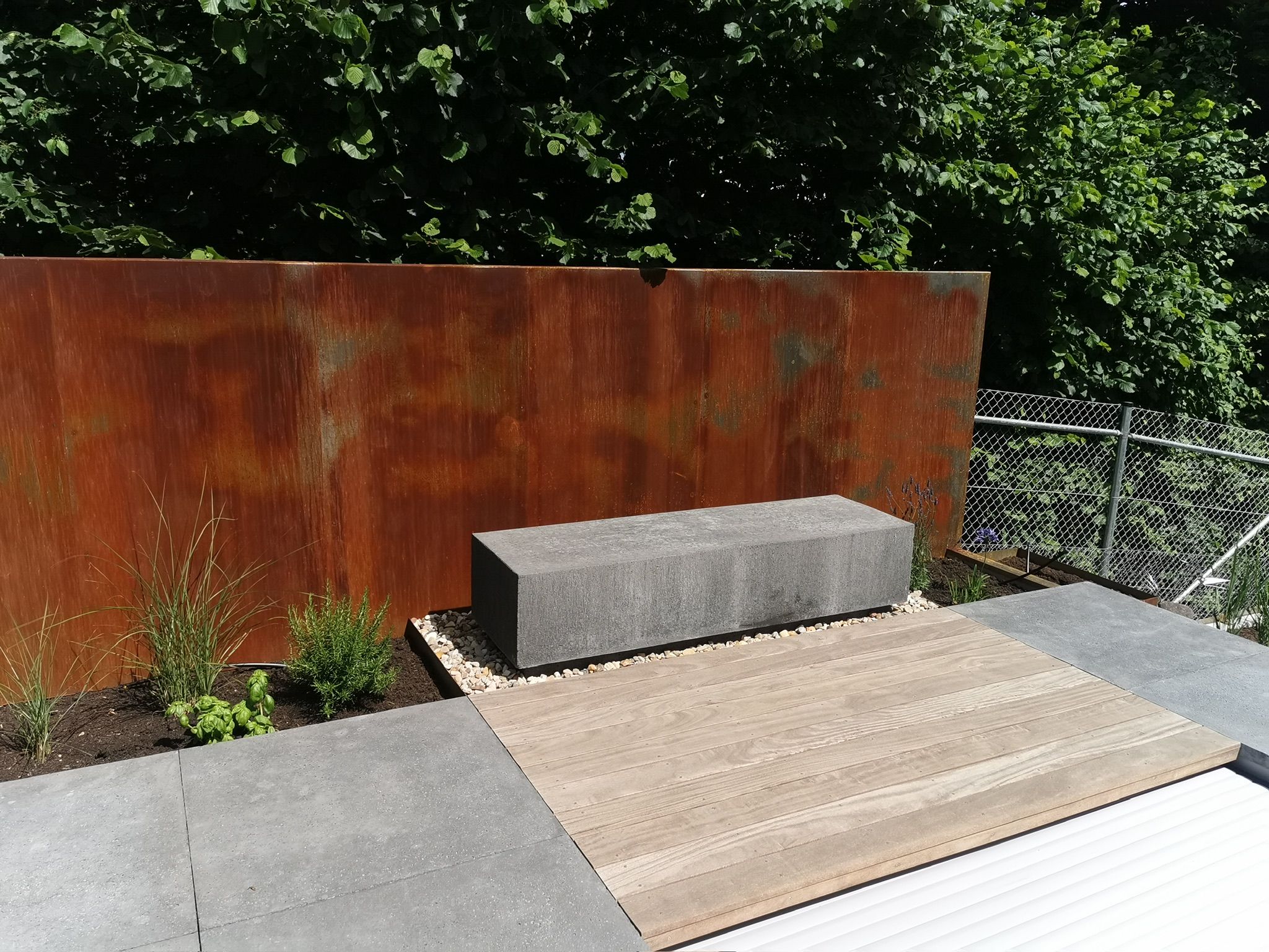 Pooldeck aus Holz mit Unterkonstruktion aus Edelstahl