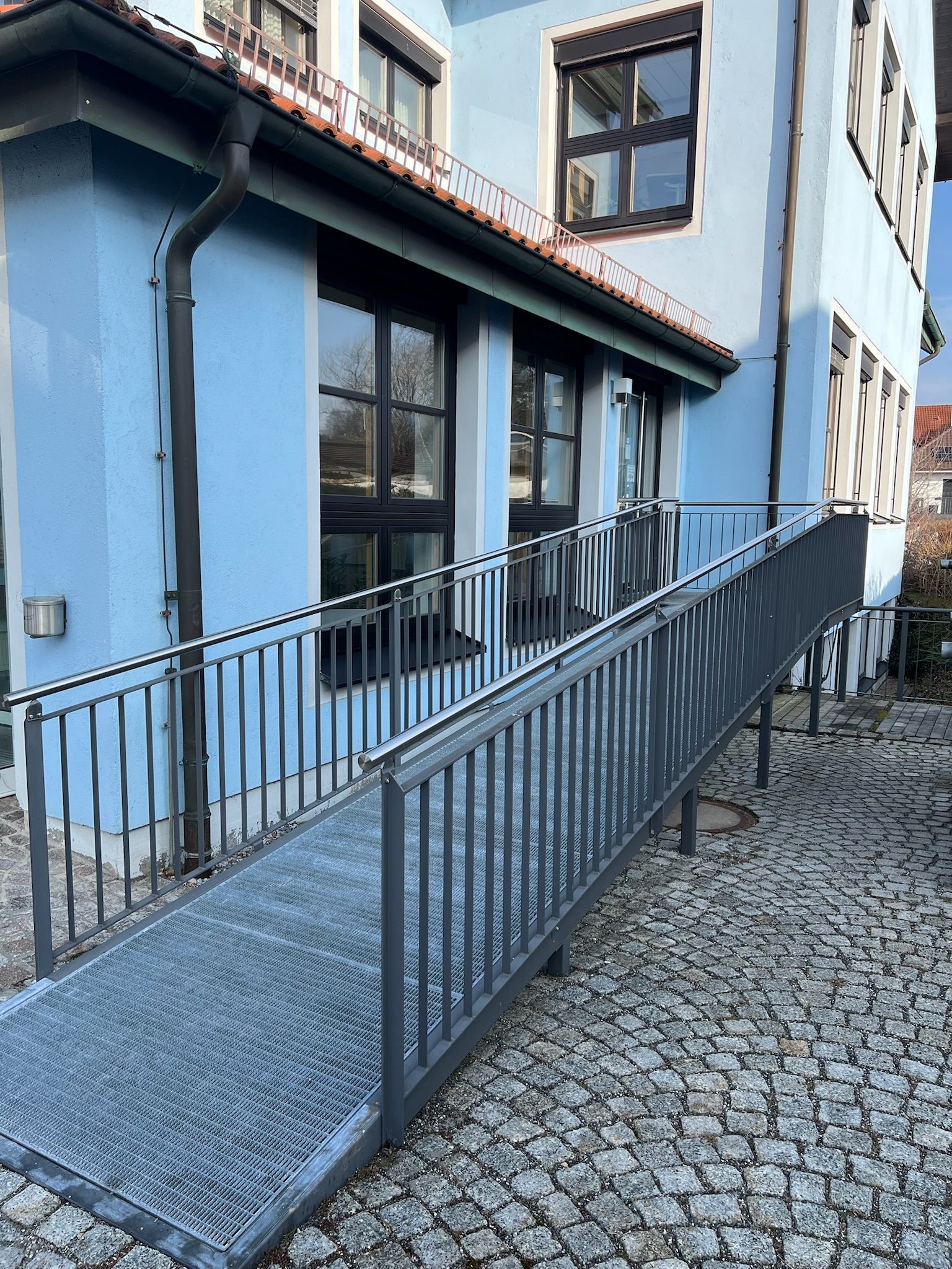Rollstuhlrampe beschichtet mit Gitterrost