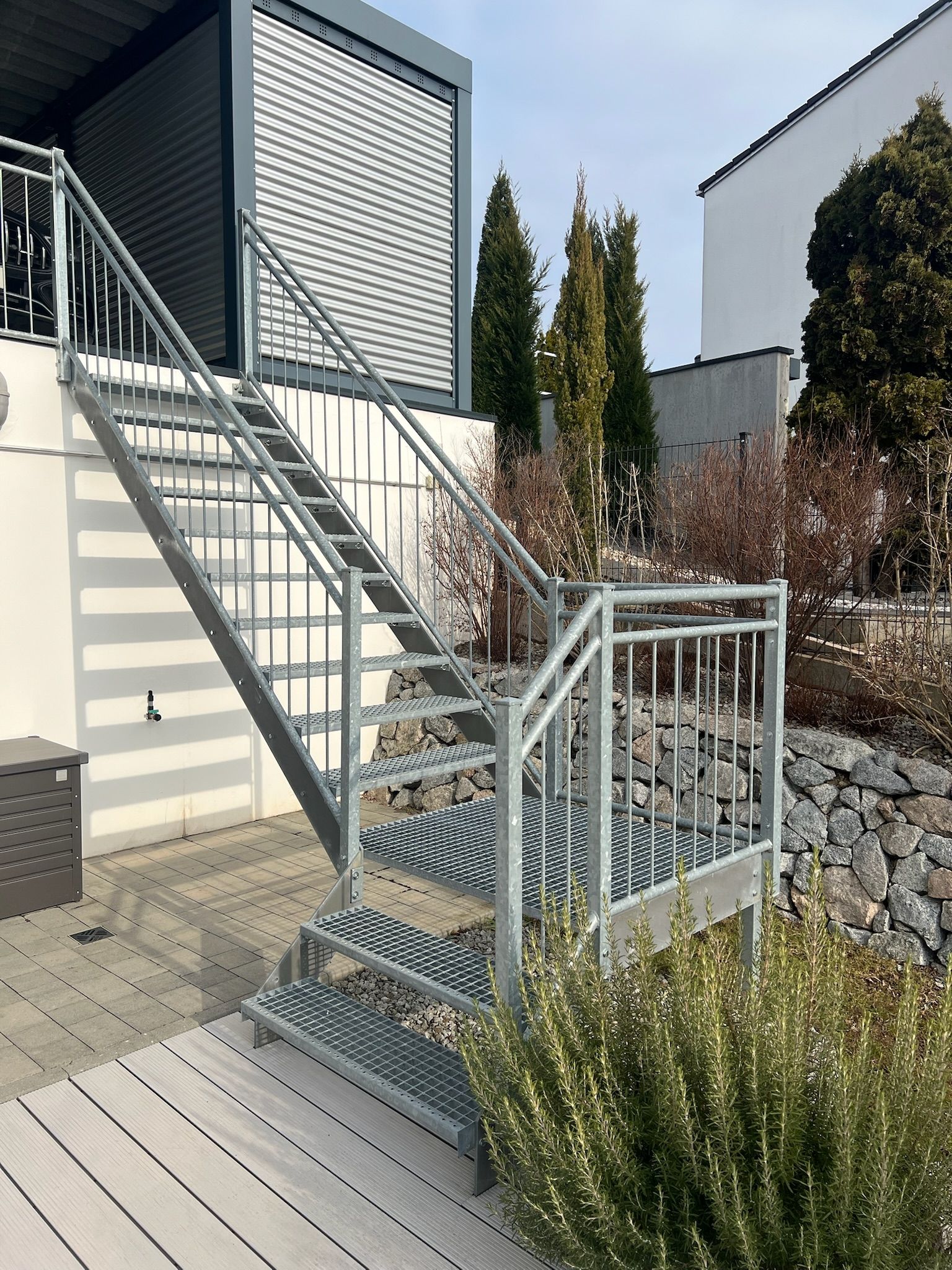 Treppe verzinkt mit Gitterroststufen