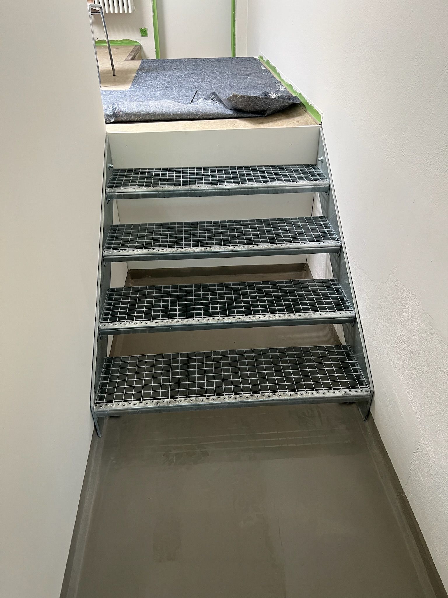 Treppe verzinkt mit Gitterroststufen