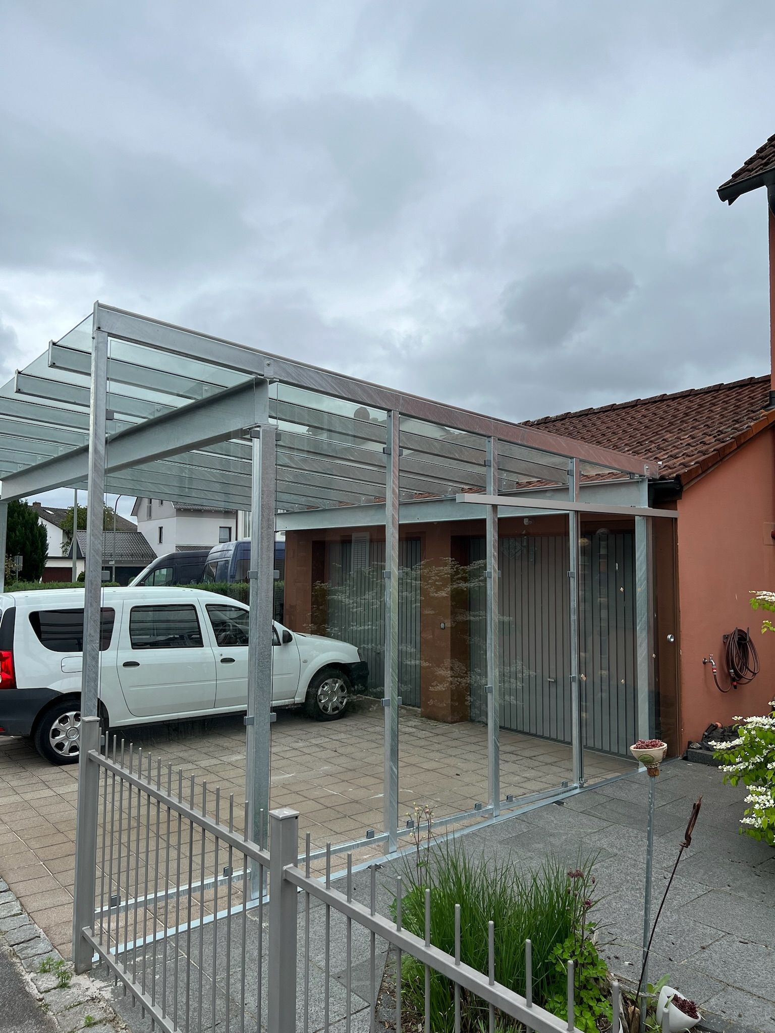 Verzinkter Carport mit Schiebetür