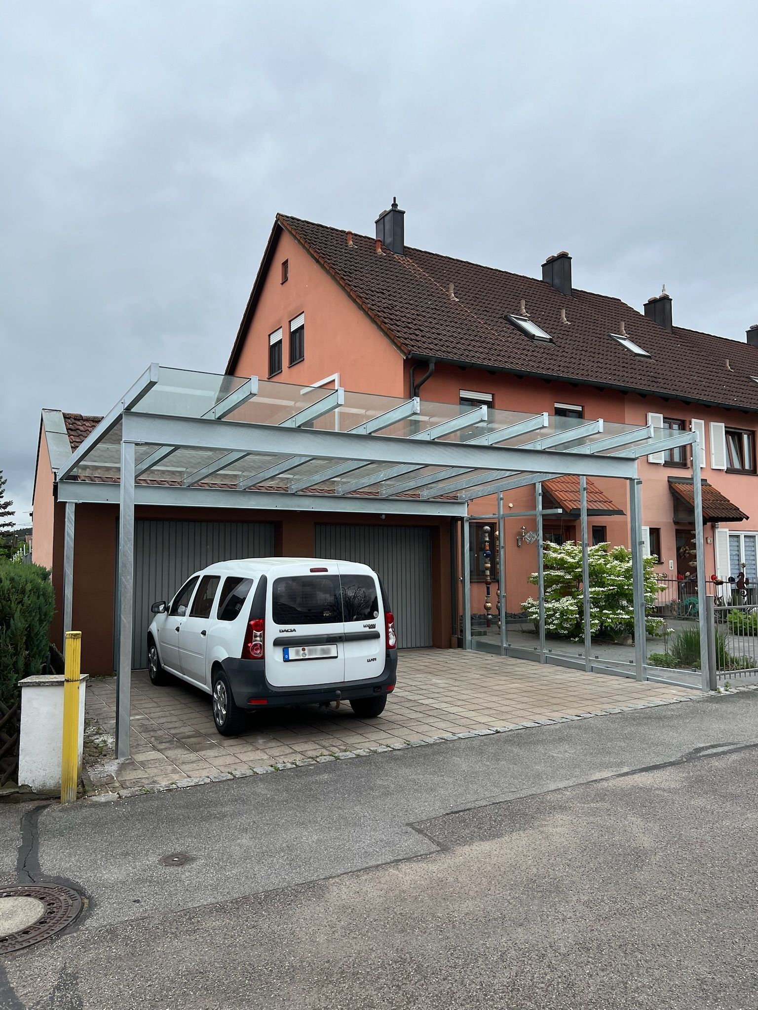 Verzinkter Carport, einseitig geschlossen