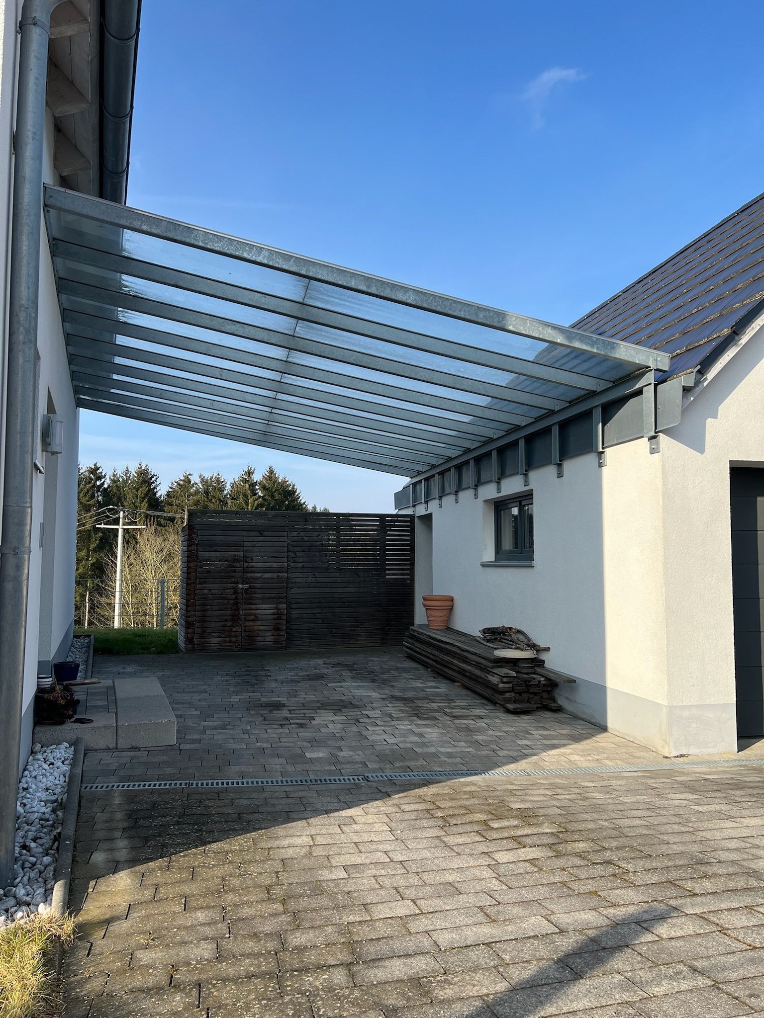 Verzinkter Carport zwischen Haus und Garage