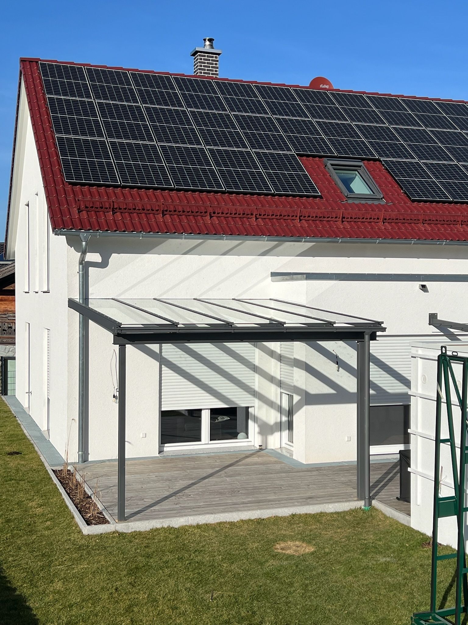 Beschichtete Terrassenüberdachung mit Regenrinne