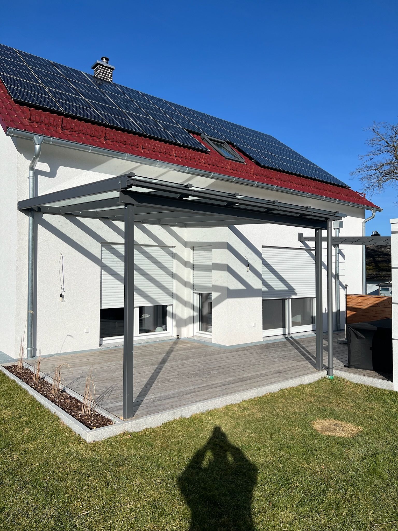 Beschichtete Terrassenüberdachung mit Regenrinne