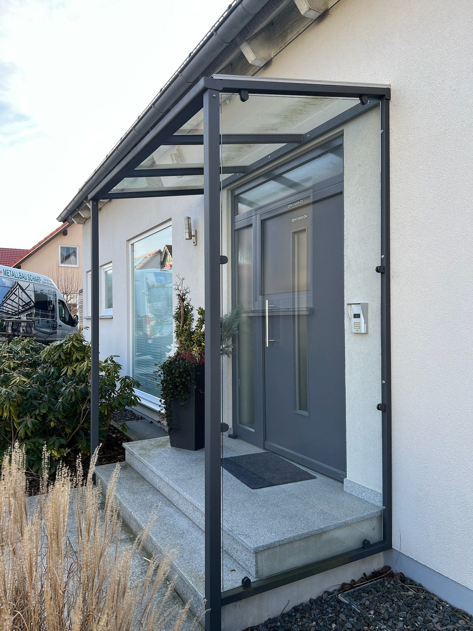 Beschichtete Überdachung Eingangsbereich mit Windschutz
