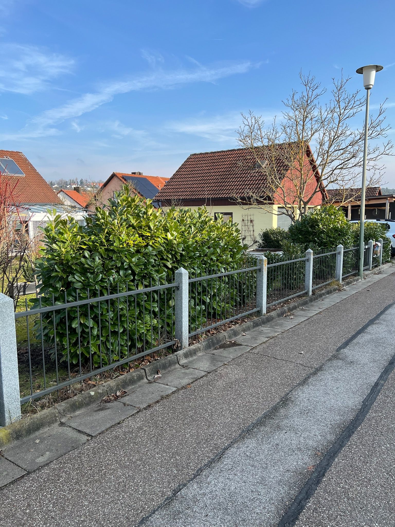 Beschichteter Zaun mit Granitsäulen