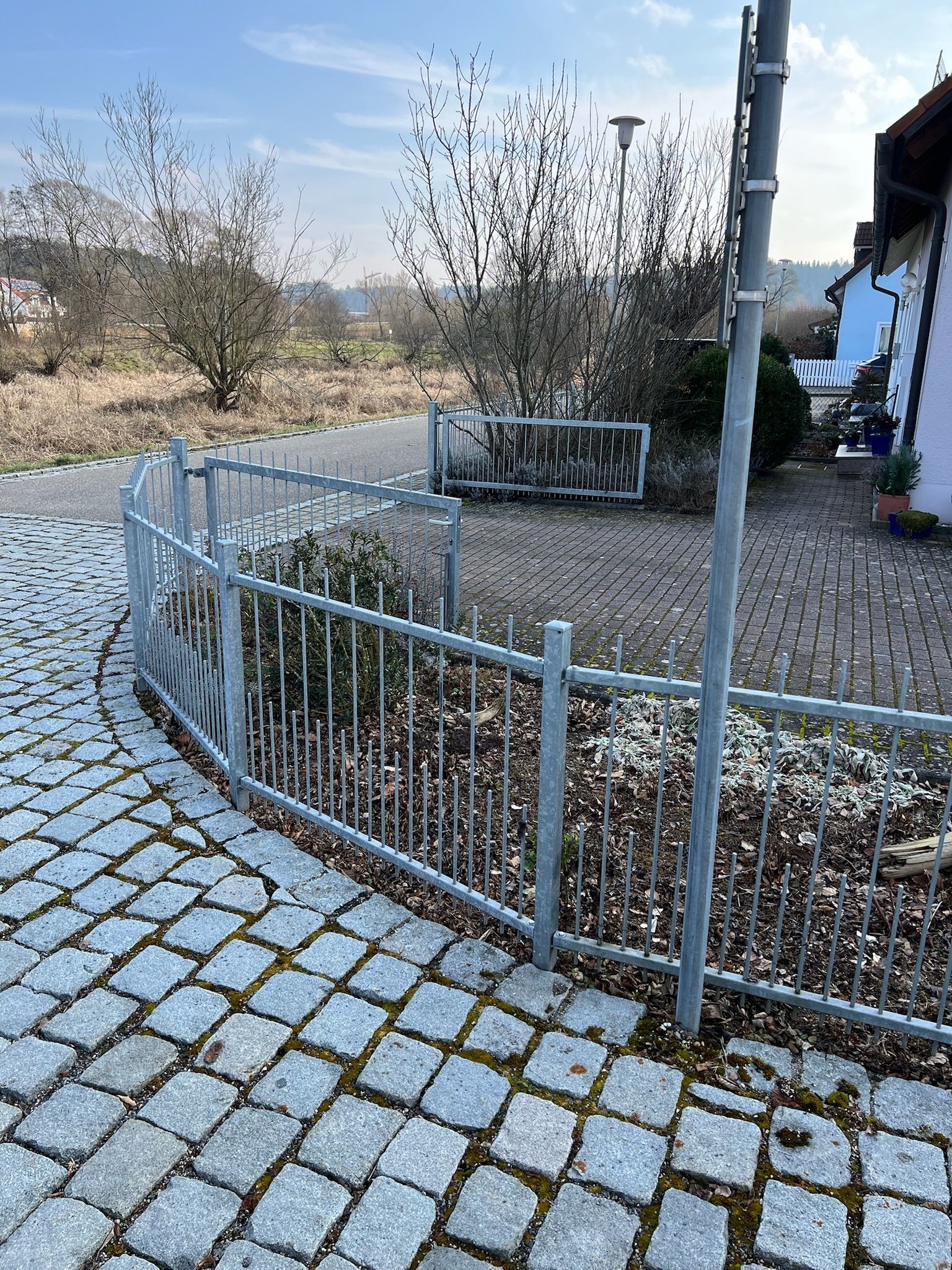 Verzinkter Zaun und Tor